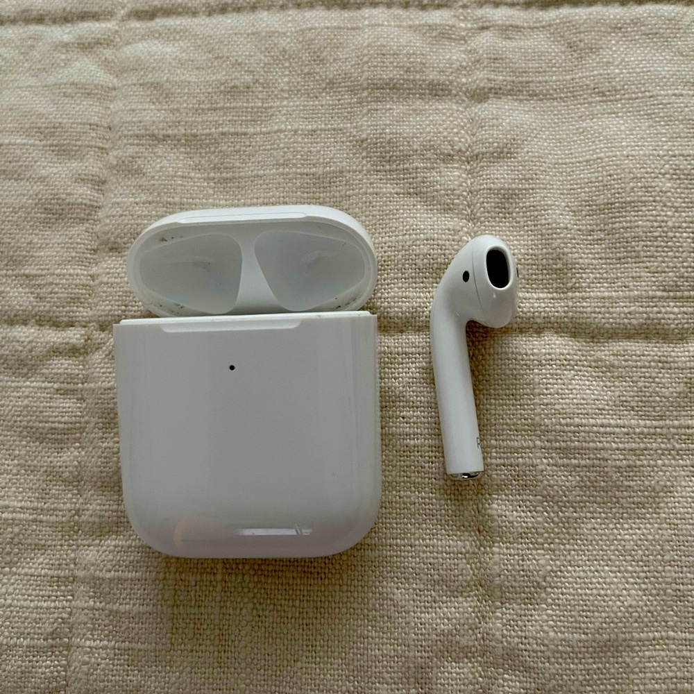 Apple AirPod RIGHT SIDE ONLY!!!